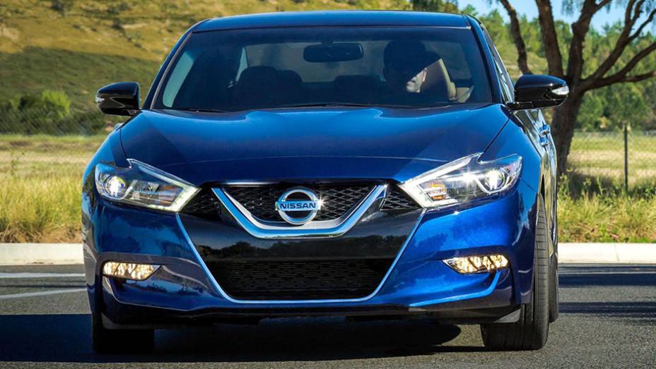 O modelo tem grade frontal em formato de "V", far&oacute;is de LED e teto "flutuante" | <a href="https://gutenberg.quatrorodas.abril.com.br/noticias/saloes/new-york-2015/nissan-maxima-surge-renovado-nova-iorque-852660.shtml" rel="migration">Leia mais</a>