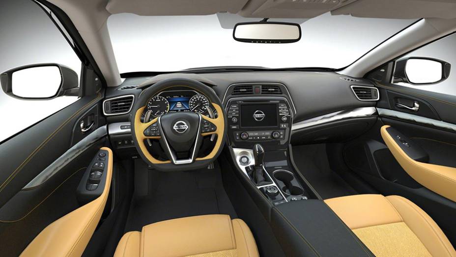 Internamente, o modelo traz volante esportivo com base achatada, revestimento em couro Alcantara e sistema multim&iacute;dia com tela de sete polegadas | <a href="https://gutenberg.quatrorodas.abril.com.br/noticias/saloes/new-york-2015/nissan-maxima-surge-renovado-nova-iorq" rel="migration"></a>