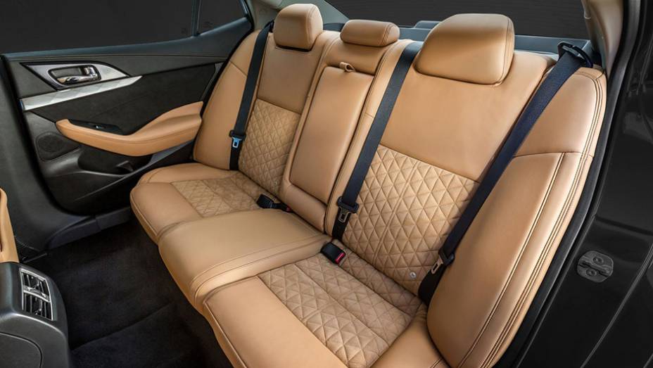 Como opcionais, surgem bancos t&eacute;rmicos e revestidos em couro Ascot, sistema de &aacute;udio Bose, cruise control, alerta de tr&aacute;fego traseiro e sistema de alerta de colis&atilde;o frontal | <a href="https://gutenberg.quatrorodas.abril.com.br/noticias/saloes/new-york-2015/nissan-max" rel="migration"></a>