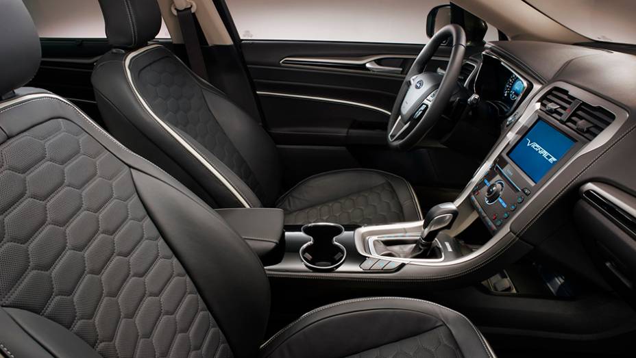 O destaque do Vignale Mondeo fica por conta do interior requintado, j&aacute; que a cabine conta com revestimento em couro em relevo | <a href="https://gutenberg.quatrorodas.abril.com.br/noticias/fabricantes/ford-revela-versao-producao-vignale-mondeo-856002.shtml" rel="migration"></a>