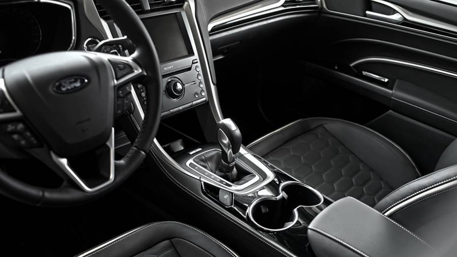 Tamb&eacute;m est&atilde;o presentes materiais agrad&aacute;veis ao toque no painel, no console central, no descanso de bra&ccedil;o e nas portas | <a href="https://gutenberg.quatrorodas.abril.com.br/noticias/fabricantes/ford-revela-versao-producao-vignale-mondeo-856002.shtml" rel="migration">Leia mais</a>