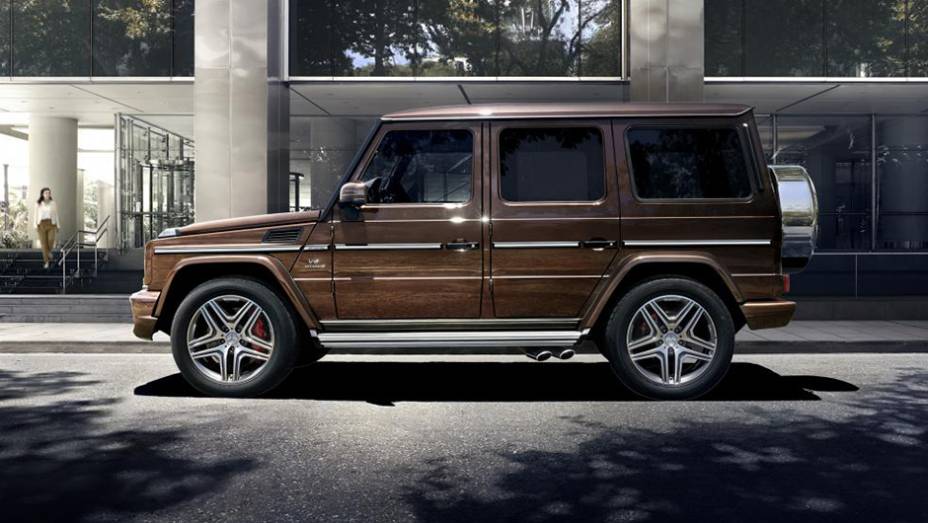 No topo da linha, surgem as opções G63 AMG e G65 AMG, com motores V8 e V12 | <a href="https://gutenberg.quatrorodas.abril.com.br/noticias/fabricantes/mercedes-benz-classe-g-recebe-facelift-860921.shtml" rel="migration">Leia mais</a>