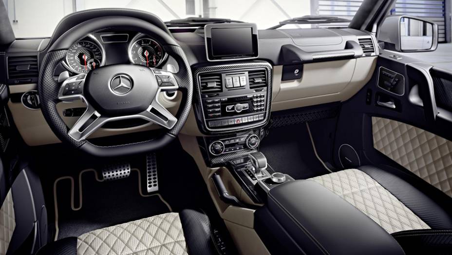 Por dentro, o acabamento é superior, com bancos revestidos em couro de dois tons e costura contrastante | <a href="https://gutenberg.quatrorodas.abril.com.br/noticias/fabricantes/mercedes-benz-classe-g-recebe-facelift-860921.shtml" rel="migration">Leia mais</a>