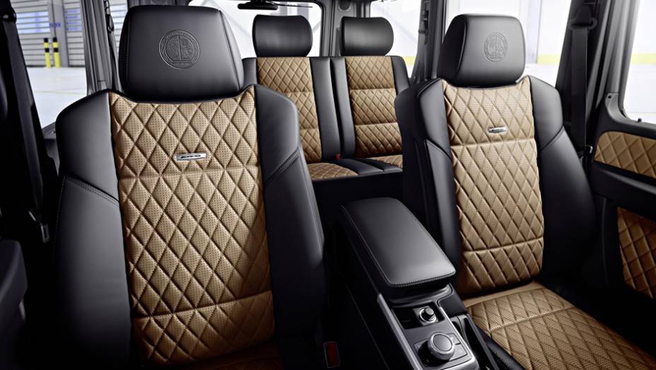 Outro detalhe do revestimento dos bancos é o visual que remete aos diamantes, que se estende às laterais das portas | <a href="https://gutenberg.quatrorodas.abril.com.br/noticias/fabricantes/mercedes-benz-classe-g-recebe-facelift-860921.shtml" rel="migration">Leia mais</a>