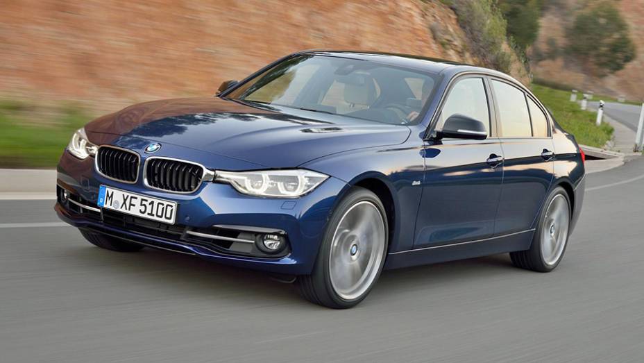 A reestilização do modelo foi sutil, trazendo faróis atualizados e novas entradas de ar dianteiras | <a href="https://gutenberg.quatrorodas.abril.com.br/noticias/fabricantes/bmw-promove-sutil-reestilizacao-serie-3-862220.shtml" rel="migration">Leia mais</a>