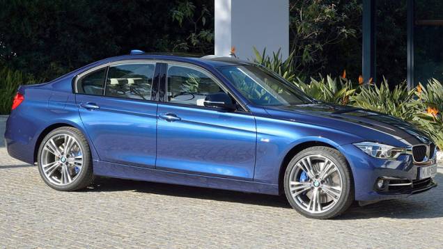Também estão disponíveis rodas de liga-leve com novos desenhos | <a href="https://gutenberg.quatrorodas.abril.com.br/noticias/fabricantes/bmw-promove-sutil-reestilizacao-serie-3-862220.shtml" rel="migration">Leia mais</a> Também estão disponíveis rodas de liga-leve com novos desenhos | <a href="https://gutenberg.quatrorodas.abril.com.br/noticias/fabricantes/bmw-promove-sutil-reestilizacao-serie-3-862220.shtml" rel="migration">Leia mais</a>