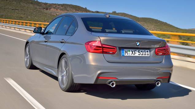 Na traseira, por padrão, as lanternas são de LED | <a href="https://gutenberg.quatrorodas.abril.com.br/noticias/fabricantes/bmw-promove-sutil-reestilizacao-serie-3-862220.shtml" rel="migration">Leia mais</a> Na traseira, por padrão, as lanternas são de LED | <a href="https://gutenberg.quatrorodas.abril.com.br/noticias/fabricantes/bmw-promove-sutil-reestilizacao-serie-3-862220.shtml" rel="migration">Leia mais</a>