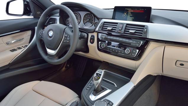 Por dentro, há mais detalhes cromados (saídas de ar e console central) | <a href="https://gutenberg.quatrorodas.abril.com.br/noticias/fabricantes/bmw-promove-sutil-reestilizacao-serie-3-862220.shtml" rel="migration">Leia mais</a> Por dentro, há mais detalhes cromados (saídas de ar e console central) | <a href="https://gutenberg.quatrorodas.abril.com.br/noticias/fabricantes/bmw-promove-sutil-reestilizacao-serie-3-862220.shtml" rel="migration">Leia mais</a>
