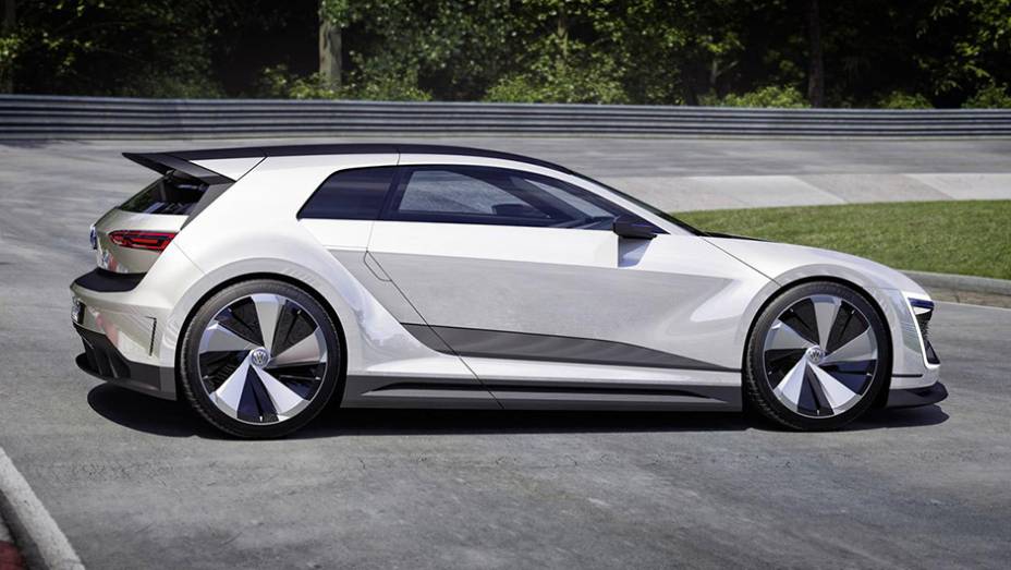 As linhas são bastante ousadas e diferentes daquelas vistas na sétima geração do Golf | <a href="https://gutenberg.quatrorodas.abril.com.br/noticias/fabricantes/volkswagen-golf-gte-sport-concept-abusa-futurismo-864842.shtml" rel="migration">Leia mais</a>