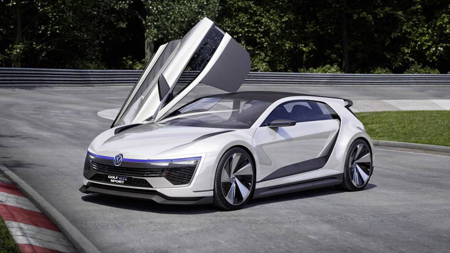 Um dos detalhes mais curiosos do protótipo é a presença de portas "asa-de-gaivota" | <a href="https://gutenberg.quatrorodas.abril.com.br/noticias/fabricantes/volkswagen-golf-gte-sport-concept-abusa-futurismo-864842.shtml" rel="migration">Leia mais</a>