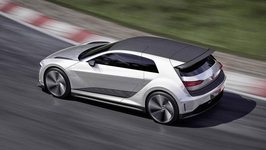 O híbrido plug-in oferece, de modo combinado, 394 cv e 68,3 mkgf | <a href="https://gutenberg.quatrorodas.abril.com.br/noticias/fabricantes/volkswagen-golf-gte-sport-concept-abusa-futurismo-864842.shtml" rel="migration">Leia mais</a>