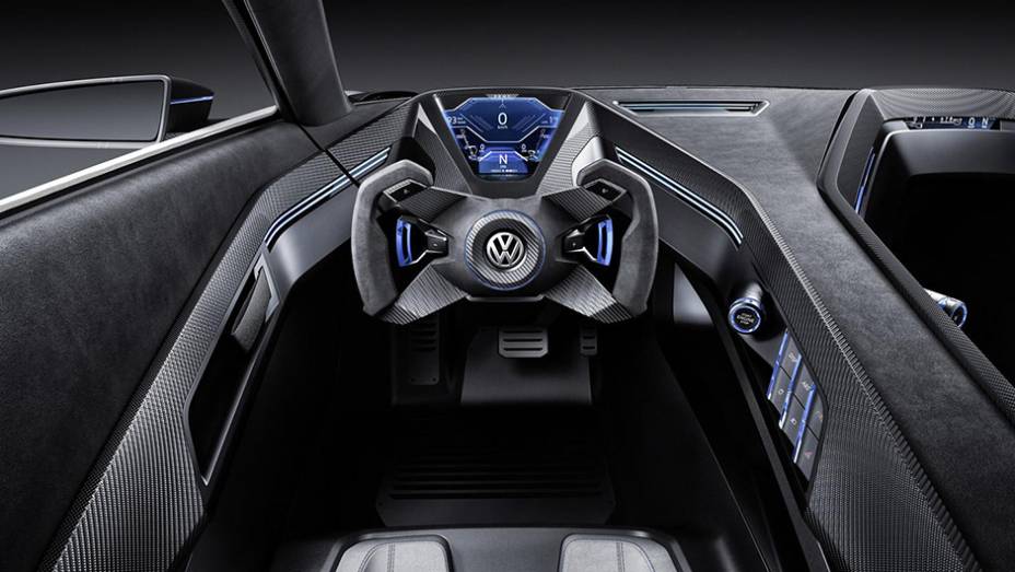 Por dentro, a coluna de direção vem em fibra de carbono e o volante é similar àqueles utilizados em monopostos | <a href="https://gutenberg.quatrorodas.abril.com.br/noticias/fabricantes/volkswagen-golf-gte-sport-concept-abusa-futurismo-864842.shtml" rel="migration">Leia mais</a>