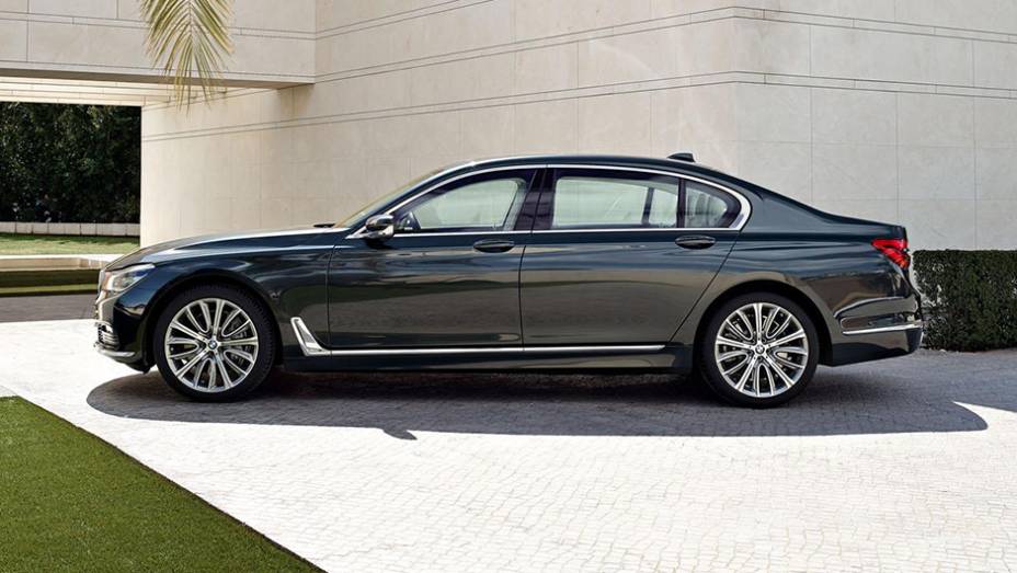 Entre as novidades, mais opções de rodas de liga-leve, de 17 a 21 polegadas | <a href="https://gutenberg.quatrorodas.abril.com.br/noticias/fabricantes/bmw-mantem-alto-padrao-novo-serie-7-874860.shtml" rel="migration">Leia mais</a> Entre as novidades, mais opções de rodas de liga-leve, de 17 a 21 polegadas | <a href="https://gutenberg.quatrorodas.abril.com.br/noticias/fabricantes/bmw-mantem-alto-padrao-novo-serie-7-874860.shtml" rel="migration">Leia mais</a>