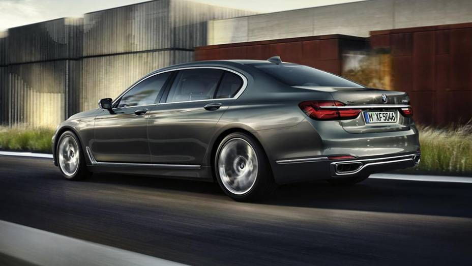 As lanternas do modelo seguem o formato de "L" | <a href="https://gutenberg.quatrorodas.abril.com.br/noticias/fabricantes/bmw-mantem-alto-padrao-novo-serie-7-874860.shtml" rel="migration">Leia mais</a> As lanternas do modelo seguem o formato de "L" | <a href="https://gutenberg.quatrorodas.abril.com.br/noticias/fabricantes/bmw-mantem-alto-padrao-novo-serie-7-874860.shtml" rel="migration">Leia mais</a>