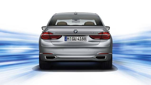 Quatro opções de motorização estão disponíveis, incluindo uma híbrida | <a href="https://gutenberg.quatrorodas.abril.com.br/noticias/fabricantes/bmw-mantem-alto-padrao-novo-serie-7-874860.shtml" rel="migration">Leia mais</a> Quatro opções de motorização estão disponíveis, incluindo uma híbrida | <a href="https://gutenberg.quatrorodas.abril.com.br/noticias/fabricantes/bmw-mantem-alto-padrao-novo-serie-7-874860.shtml" rel="migration">Leia mais</a>