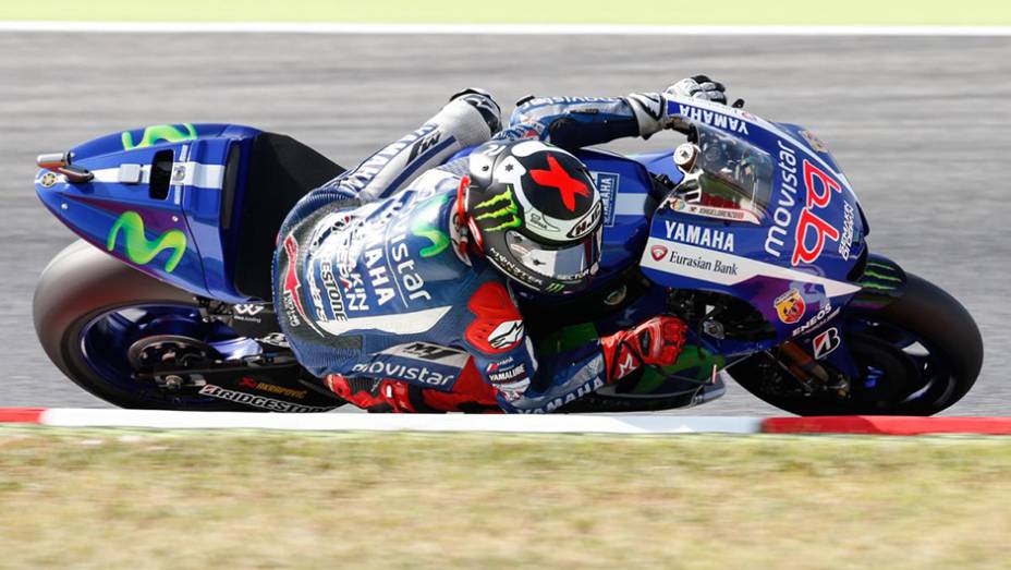 Jorge Lorenzo foi implacável e venceu o GP da Catalunha | <a href="https://gutenberg.quatrorodas.abril.com.br/moto/galerias/competicoes/motogp-2015-catalunha-876720.shtml" rel="migration">Leia mais</a>