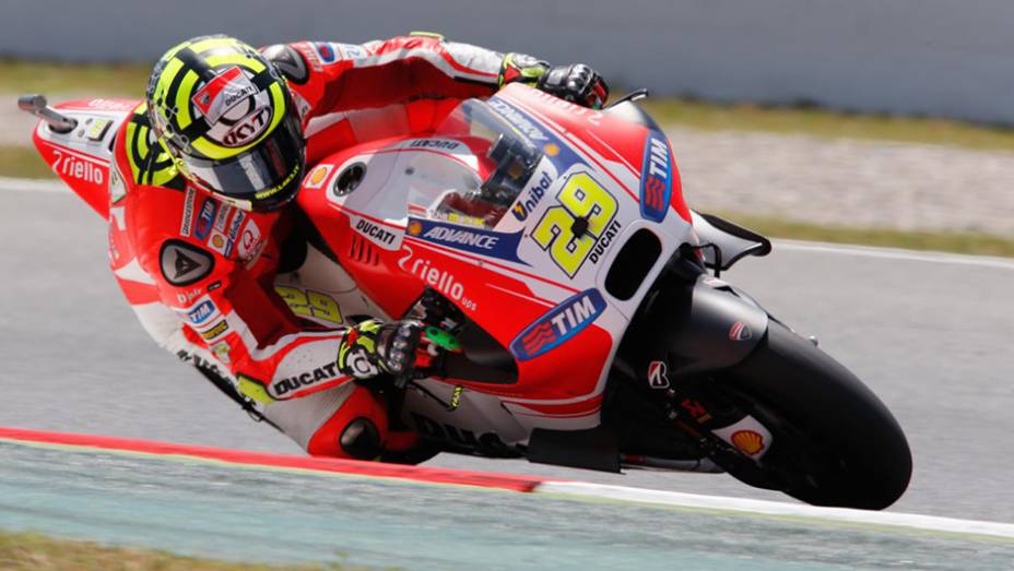 Sempre constante, Andrea Iannone levou a Ducati à quarta colocação | <a href="https://gutenberg.quatrorodas.abril.com.br/moto/galerias/competicoes/motogp-2015-catalunha-876720.shtml" rel="migration">Leia mais</a>