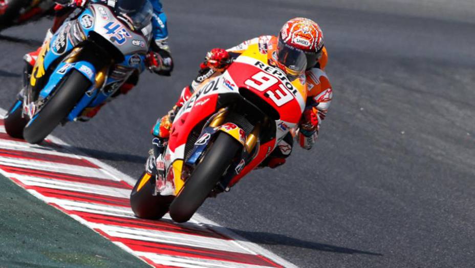 Atual bicampeão da categoria, Marc Marquez abandonou logo no início da prova | <a href="https://gutenberg.quatrorodas.abril.com.br/moto/galerias/competicoes/motogp-2015-catalunha-876720.shtml" rel="migration">Leia mais</a>