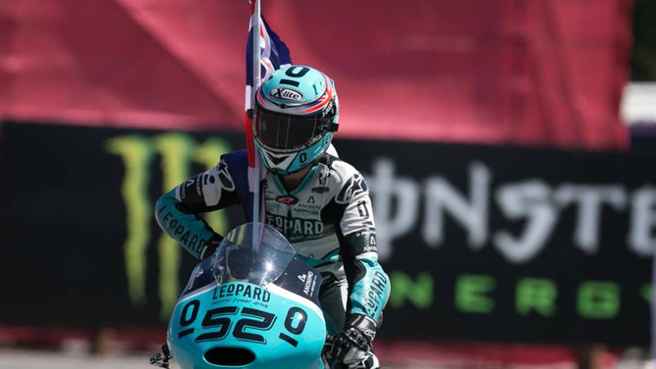 O triunfo da Moto3 foi do líder do campeonato, Danny Kent | <a href="https://gutenberg.quatrorodas.abril.com.br/moto/galerias/competicoes/motogp-2015-catalunha-876720.shtml" rel="migration">Leia mais</a>