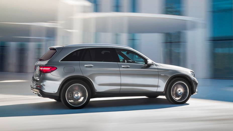 Basicamente, trata-se de uma reestilização rebatizada do que se conhecia como GLK | <a href="https://gutenberg.quatrorodas.abril.com.br/noticias/fabricantes/mercedes-benz-enfim-apresenta-glc-877760.shtml" rel="migration">Leia mais</a> Basicamente, trata-se de uma reestilização rebatizada do que se conhecia como GLK | <a href="https://gutenberg.quatrorodas.abril.com.br/noticias/fabricantes/mercedes-benz-enfim-apresenta-glc-877760.shtml" rel="migration">Leia mais</a>