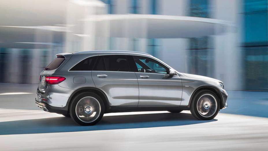 Basicamente, trata-se de uma reestilização rebatizada do que se conhecia como GLK | <a href="https://gutenberg.quatrorodas.abril.com.br/noticias/fabricantes/mercedes-benz-enfim-apresenta-glc-877760.shtml" rel="migration">Leia mais</a>