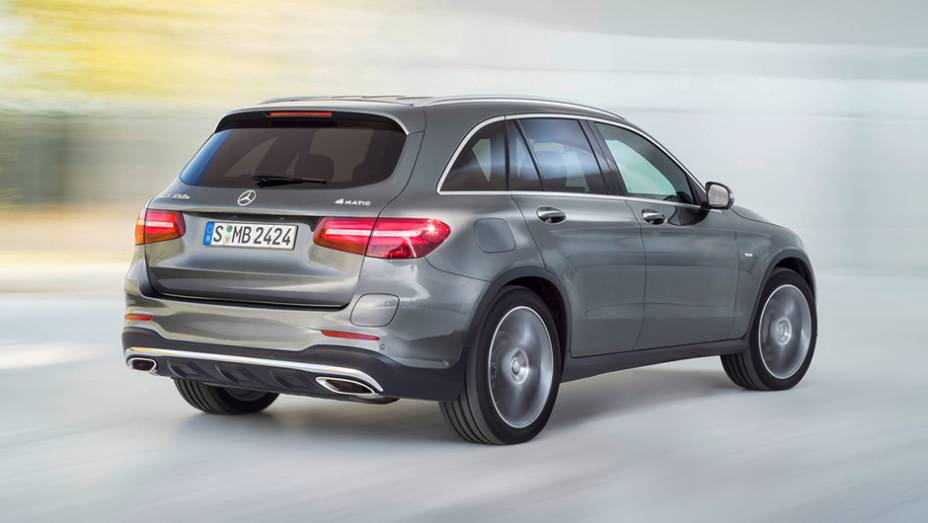 O modelo chega ao mercado europeu com duas versões movidas a diesel e uma a gasolina | <a href="https://gutenberg.quatrorodas.abril.com.br/noticias/fabricantes/mercedes-benz-enfim-apresenta-glc-877760.shtml" rel="migration">Leia mais</a>