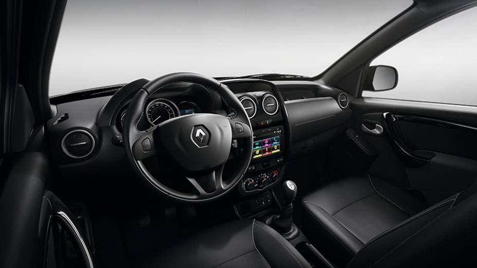 Internamente, a cabine também tem muitas semelhanças com o renovado SUV | <a href="https://gutenberg.quatrorodas.abril.com.br/noticias/saloes/buenos-aires-2015/renault-exibe-duster-picape-sandero-r-s-877281.shtml" rel="migration">Leia mais</a>