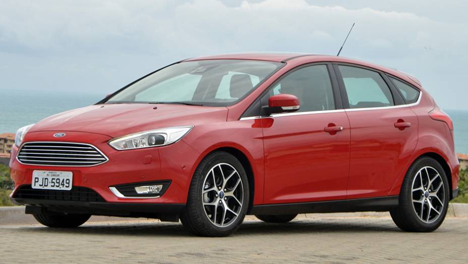 Em sua mais nova reestilização, o Focus adota a identidade visual da maior parte dos modelos da Ford, com grade frontal "boca de bagre" | <a href="https://gutenberg.quatrorodas.abril.com.br/noticias/fabricantes/novo-ford-focus-chega-r-69-900-879421.shtml" rel="migration">Leia mais</a>