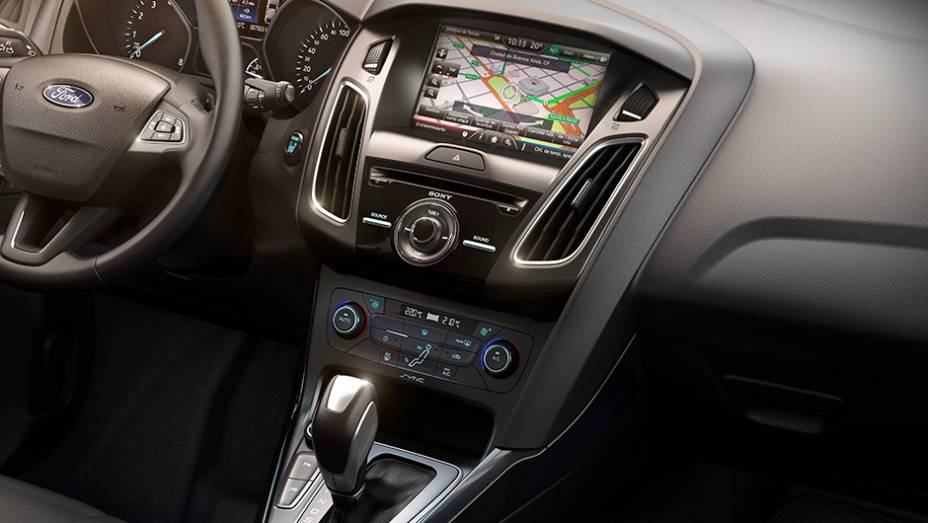 Por dentro, o modelo traz sistema multimídia SYNC com MyFord Touch e GPS a partir da versão Titanium | <a href="https://gutenberg.quatrorodas.abril.com.br/noticias/fabricantes/novo-ford-focus-chega-r-69-900-879421.shtml" rel="migration">Leia mais</a> | <a href="https://quatrorodas.abri" rel="migration"></a>