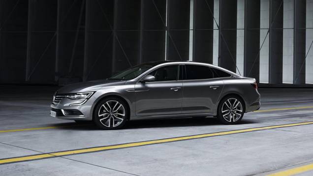 O sedã tem 4,85 metros de comprimento, sendo 2,81m de espaço entre-eixos | <a href="https://gutenberg.quatrorodas.abril.com.br/noticias/fabricantes/oficializado-renault-talisman-tera-cinco-opcoes-motorizacao-884941.shtml" rel="migration">Leia mais</a> O sedã tem 4,85 metros de comprimento, sendo 2,81m de espaço entre-eixos | <a href="https://gutenberg.quatrorodas.abril.com.br/noticias/fabricantes/oficializado-renault-talisman-tera-cinco-opcoes-motorizacao-884941.shtml" rel="migration">Leia mais</a>
