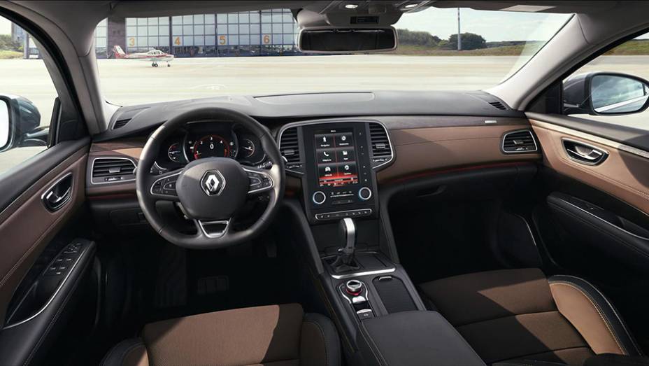 Por dentro, destaque para o sistema multimídia R-Link 2, disponível para as versões mais recheadas | <a href="https://gutenberg.quatrorodas.abril.com.br/noticias/fabricantes/oficializado-renault-talisman-tera-cinco-opcoes-motorizacao-884941.shtml" rel="migration">Leia mais</a>