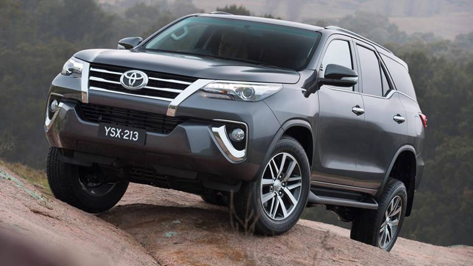 Não se engane pelo nome. A Toyota vende a SW4 no mercado australiano como Fortuner | <a href="https://gutenberg.quatrorodas.abril.com.br/noticias/fabricantes/toyota-revela-nova-sw4-australia-887841.shtml" rel="migration">Leia mais</a>