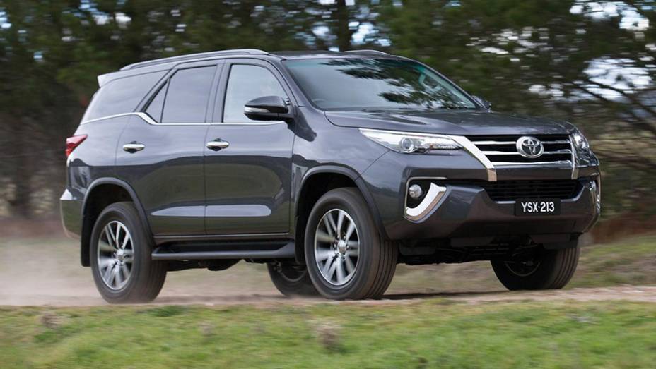 O SUV tem 4,795m de comprimento, com 2,745m de espaço entre-eixos | <a href="https://gutenberg.quatrorodas.abril.com.br/noticias/fabricantes/toyota-revela-nova-sw4-australia-887841.shtml" rel="migration">Leia mais</a>