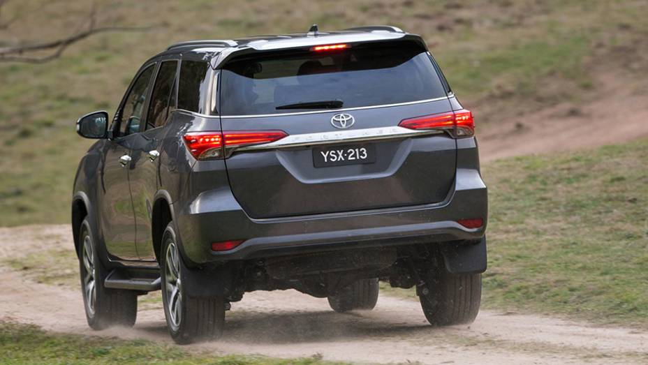 O Fortuner/SW4 também vem com tração integral de série | <a href="https://gutenberg.quatrorodas.abril.com.br/noticias/fabricantes/toyota-revela-nova-sw4-australia-887841.shtml" rel="migration">Leia mais</a>