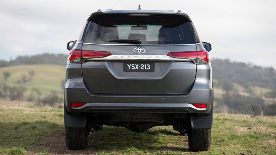 Quando equipado com câmbio manual, o modelo pode puxar até 3.000 kg de carga | <a href="https://gutenberg.quatrorodas.abril.com.br/noticias/fabricantes/toyota-revela-nova-sw4-australia-887841.shtml" rel="migration">Leia mais</a>