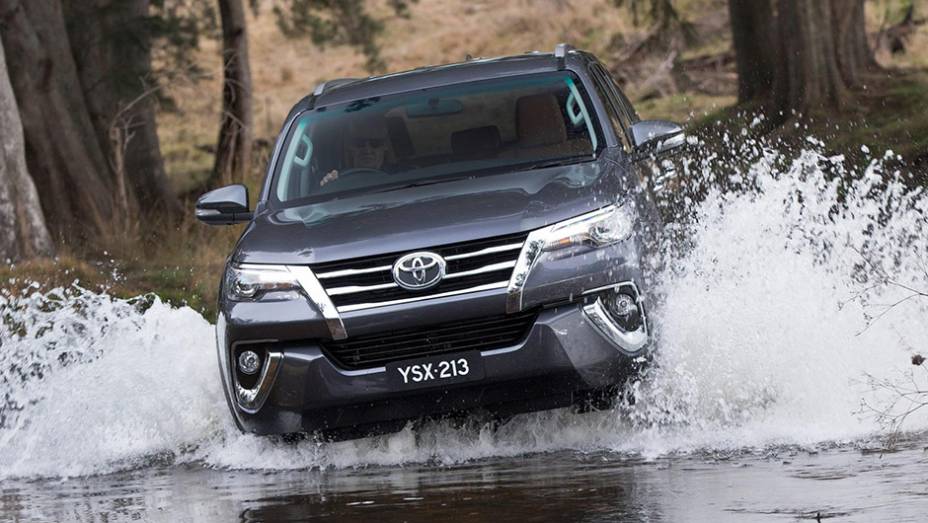 A previsão é de que o modelo chegue às lojas australianas em outubro de 2015; ainda não se sabe quando desembarcará no Brasil | <a href="https://gutenberg.quatrorodas.abril.com.br/noticias/fabricantes/toyota-revela-nova-sw4-australia-887841.shtml" rel="migration">Leia mais</a>