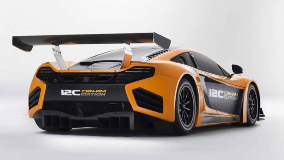 No 12C Can-Am, o enorme aerofólio não tem função meramente decorativa: ele ajuda a segurar o carro no chão em altas velocidades | <a href="https://gutenberg.quatrorodas.abril.com.br/noticias/fabricantes/mclaren-exibe-nova-versao-mp4-12c-697456.shtml" rel="migration">Leia mais</a> No 12C Can-Am, o enorme aerofólio não tem função meramente decorativa: ele ajuda a segurar o carro no chão em altas velocidades | <a href="https://gutenberg.quatrorodas.abril.com.br/noticias/fabricantes/mclaren-exibe-nova-versao-mp4-12c-697456.shtml" rel="migration">Leia mais</a>