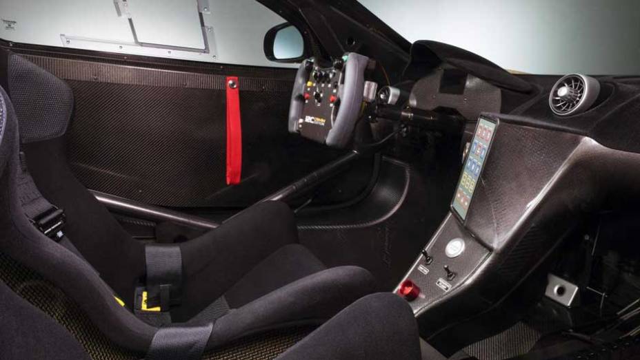 O interior oferece apenas o essencial para a condução nas pistas de corrida | <a href="https://gutenberg.quatrorodas.abril.com.br/noticias/fabricantes/mclaren-exibe-nova-versao-mp4-12c-697456.shtml" rel="migration">Leia mais</a>