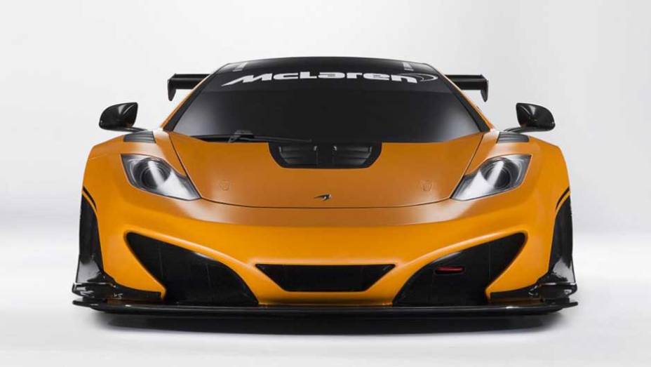 A carroceria laranja é uma homenagem à antiga cor dos bólidos da McLaren, e contrasta bem com as peças de fibra de carbono espalhadas pelo veículo | <a href="https://gutenberg.quatrorodas.abril.com.br/noticias/fabricantes/mclaren-exibe-nova-versao-mp4-12c-697456.shtm" rel="migration"></a>