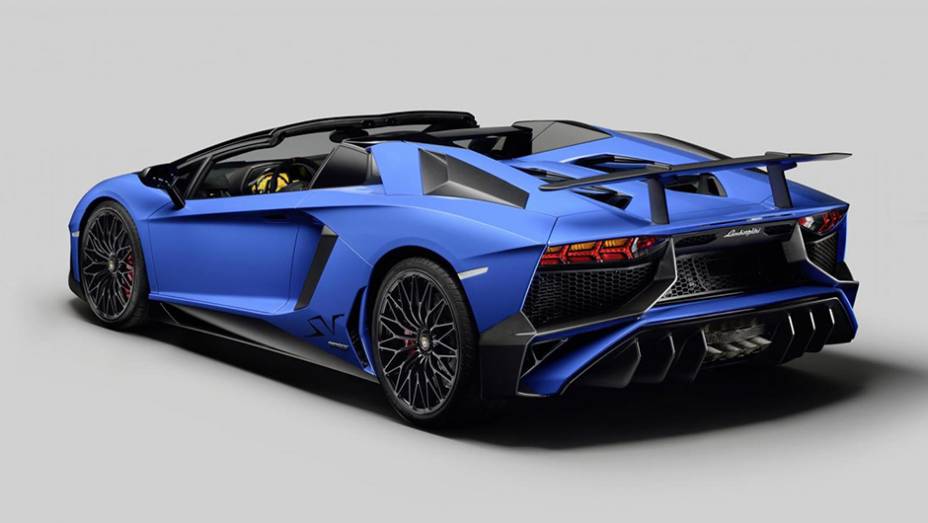 Mecanicamente, o Aventador SV Roadster tem a mesma configuração que o cupê, incluindo o motor V12 naturalmente aspirado | <a href="https://gutenberg.quatrorodas.abril.com.br/noticias/fabricantes/lamborghini-aventador-sv-roadster-obra-arte-896220.shtml" target="_blank" rel="migration">L</a> Mecanicamente, o Aventador SV Roadster tem a mesma configuração que o cupê, incluindo o motor V12 naturalmente aspirado | <a href="https://gutenberg.quatrorodas.abril.com.br/noticias/fabricantes/lamborghini-aventador-sv-roadster-obra-arte-896220.shtml" target="_blank" rel="migration">L</a>