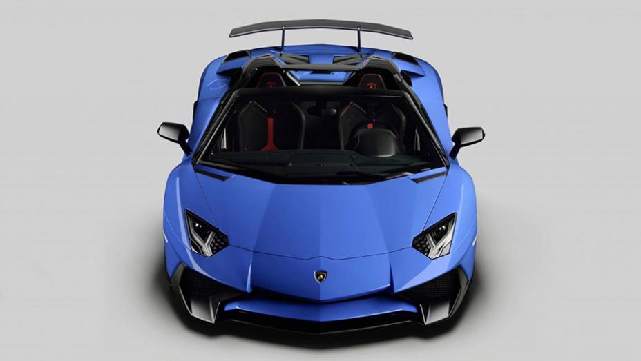 Curiosamente, o roadster é quase 50 kg mais pesado do que o cupê | <a href="https://gutenberg.quatrorodas.abril.com.br/noticias/fabricantes/lamborghini-aventador-sv-roadster-obra-arte-896220.shtml" target="_blank" rel="migration">Leia mais</a> Curiosamente, o roadster é quase 50 kg mais pesado do que o cupê | <a href="https://gutenberg.quatrorodas.abril.com.br/noticias/fabricantes/lamborghini-aventador-sv-roadster-obra-arte-896220.shtml" target="_blank" rel="migration">Leia mais</a>