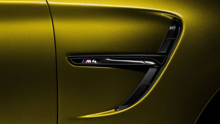 Olhando de lado, chamam aten&ccedil;&atilde;o as entradas de ar, decoradas com o logotipo M4 | <a href="https://gutenberg.quatrorodas.abril.com.br/noticias/fabricantes/bmw-mostra-fotos-concept-m4-750070.shtml" rel="migration">Leia mais</a>