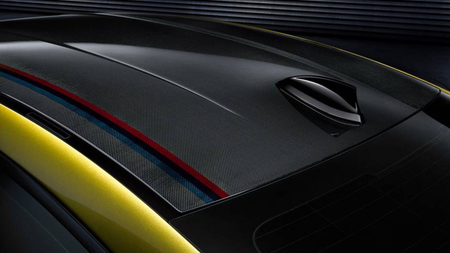 O teto de fibra de carbono tem faixas decorativas com as cores da divisão Motorsport | <a href="https://gutenberg.quatrorodas.abril.com.br/noticias/fabricantes/bmw-mostra-fotos-concept-m4-750070.shtml" rel="migration">Leia mais</a>