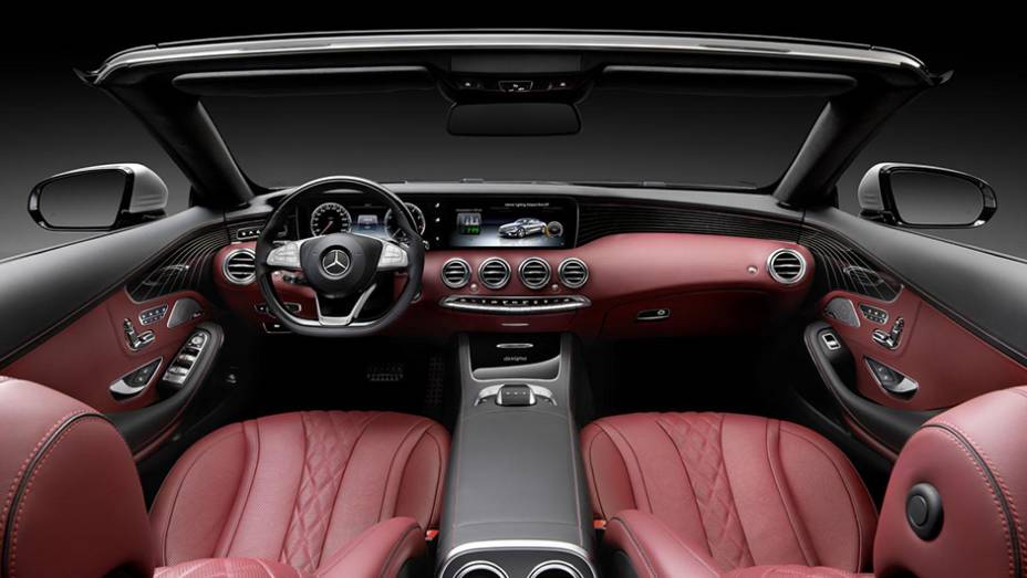 O interior tem até seis combinações de cores de revestimento disponíveis <a href="https://gutenberg.quatrorodas.abril.com.br/noticias/fabricantes/mercedes-benz-resgata-antiga-tradicao-classe-s-cabriolet-901700.shtml" target="_blank" rel="migration">Leia mais</a>