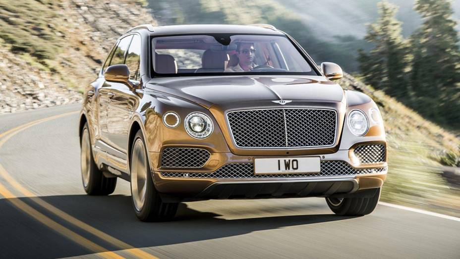 Com isso, ele é tido pela Bentley como mais rápido SUV do mundo, chegando a 301 km/h | <a href="https://gutenberg.quatrorodas.abril.com.br//noticias/fabricantes/bentley-bentayga-eleva-patamar-suvs-luxo-903320.shtml" target="_blank" rel="migration">Leia mais</a>