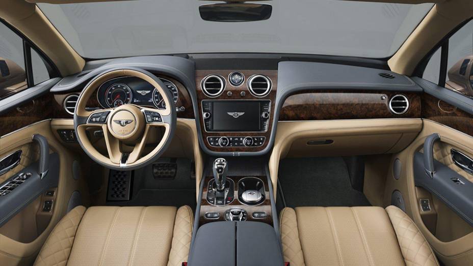 O interior é luxuoso, com revestimento de couro com sete variações de acabamento | <a href="https://gutenberg.quatrorodas.abril.com.br//noticias/fabricantes/bentley-bentayga-eleva-patamar-suvs-luxo-903320.shtml" target="_blank" rel="migration">Leia mais</a>