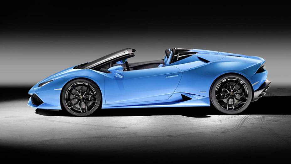 O teto de tecido pode ser acionado completamente em 17 segundos | <a href="https://gutenberg.quatrorodas.abril.com.br/noticias/fabricantes/lamborghini-huracan-spyder-revelado-prioriza-conforto-interno-904960.shtml" target="_blank" rel="migration">Leia mais</a>