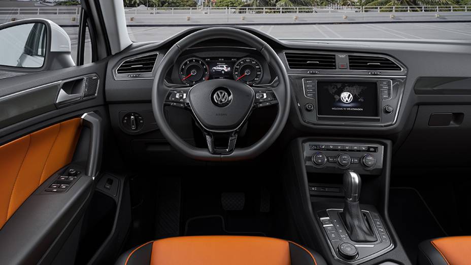 O painel central do Tiguan também foi modificado, com visual mais limpo | <a href="https://gutenberg.quatrorodas.abril.com.br/noticias/fabricantes/nova-geracao-volkswagen-tiguan-salto-tecnologico-904880.shtml" target="_blank" rel="migration">Leia mais</a>