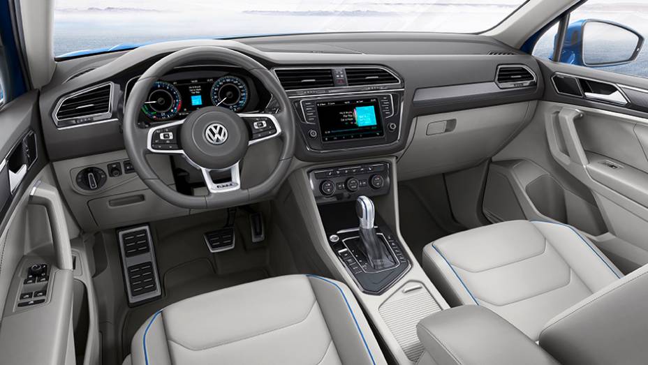 Trata-se do primeiro híbrido plug-in produzido pela VW, com autonomia de até 1.000 km | <a href="https://gutenberg.quatrorodas.abril.com.br/noticias/fabricantes/nova-geracao-volkswagen-tiguan-salto-tecnologico-904880.shtml" target="_blank" rel="migration">Leia mais</a>