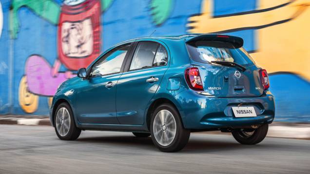 Na traseira, as lanternas ganharam nova disposição de luzes e para-choque redesenhado | <a href="https://gutenberg.quatrorodas.abril.com.br/carros/lancamentos/nissan-new-march-782972.shtml" rel="migration">Leia mais</a> Na traseira, as lanternas ganharam nova disposição de luzes e para-choque redesenhado | <a href="https://gutenberg.quatrorodas.abril.com.br/carros/lancamentos/nissan-new-march-782972.shtml" rel="migration">Leia mais</a>
